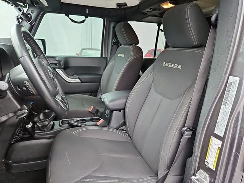 Used 2016 Jeep Wrangler Unlimited Sahara w/ Connectivity Group AWD/4WD image 12