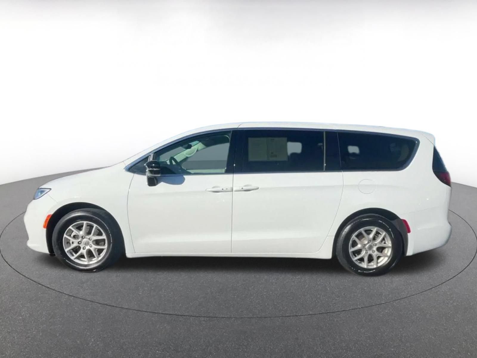Used 2024 Chrysler Pacifica Touring-L FWD image 8