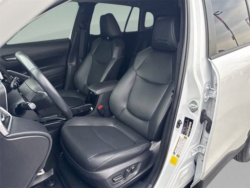 Used 2023 Toyota Corolla Cross XLE image 10