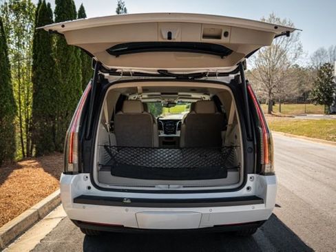 Used 2016 Cadillac Escalade Luxury image 18