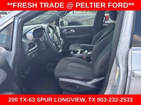 Used 2023 Chrysler Pacifica Touring FWD image 6