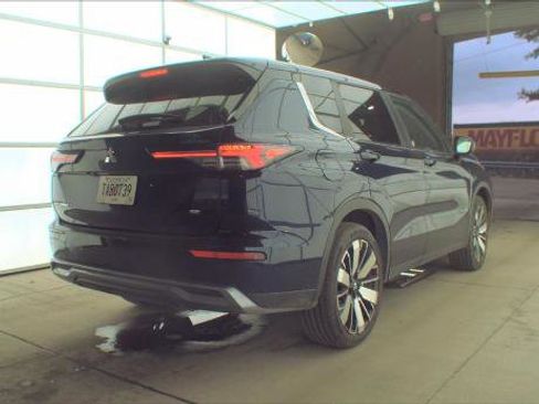 Used 2025 Mitsubishi Outlander SE image 4
