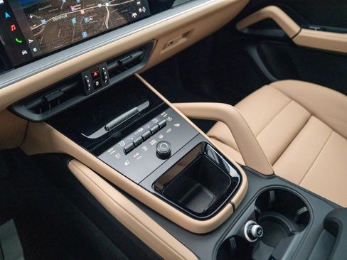 Certified 2026 Porsche Cayenne AWD/4WD image 19