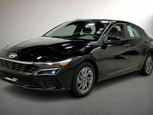 Used 2024 Hyundai Elantra SEL image 3
