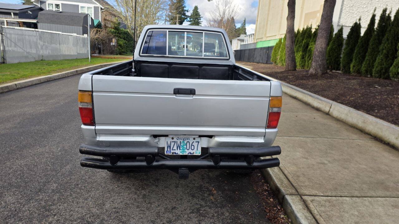 Used 1987 Toyota Pickup Deluxe AWD/4WD image 6