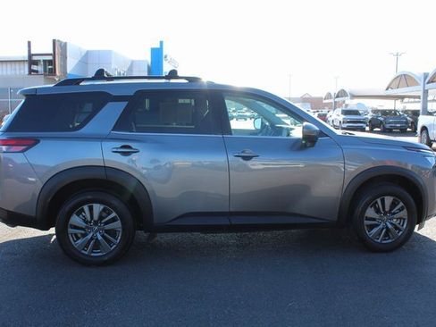 Used 2023 Nissan Pathfinder SV image 2