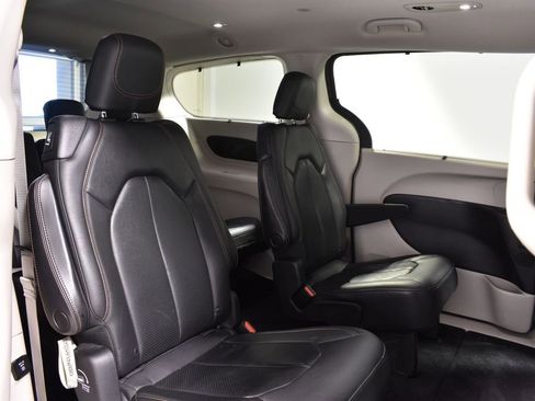 Used 2020 Chrysler Pacifica Touring-L Plus image 29