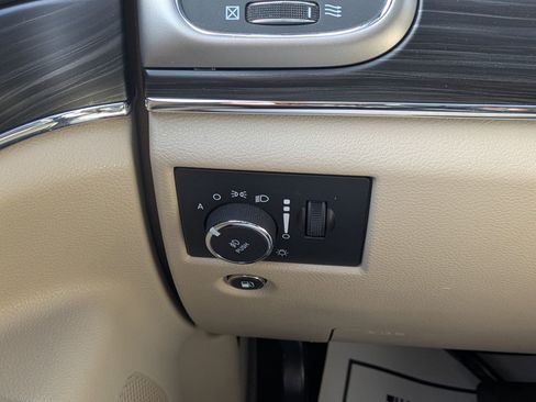 Used 2020 Jeep Grand Cherokee Limited w/ Trailer Tow Group IV image 17