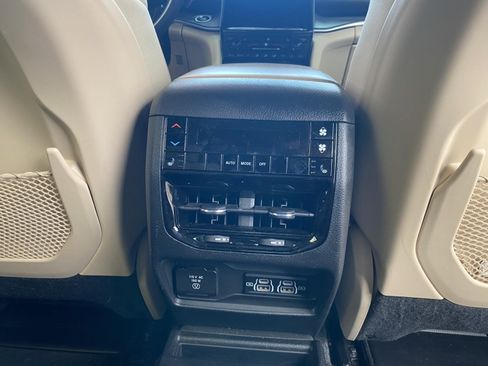 Used 2023 Jeep Grand Cherokee L Limited AWD/4WD image 15