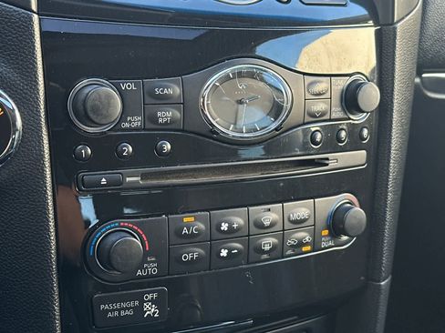 Used 2017 INFINITI QX70 w/ Premium Package image 23