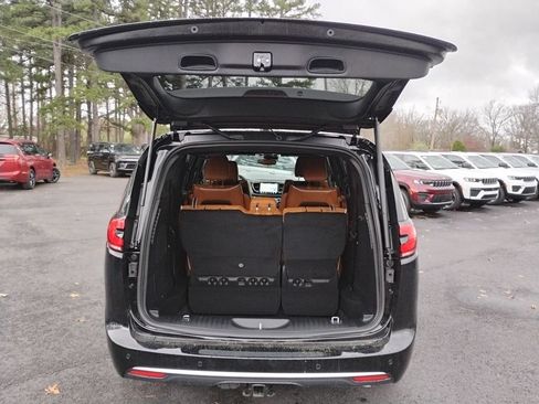 New 2026 Chrysler Pacifica Pinnacle w/ Trailer Tow Group AWD/4WD image 11