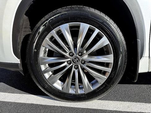 Used 2024 Toyota Highlander Platinum image 8