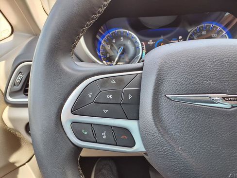 Used 2023 Chrysler Pacifica Touring-L FWD image 16