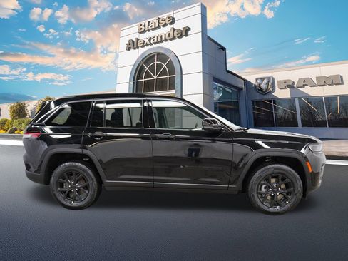 New 2026 Jeep Grand Cherokee Altitude image 2