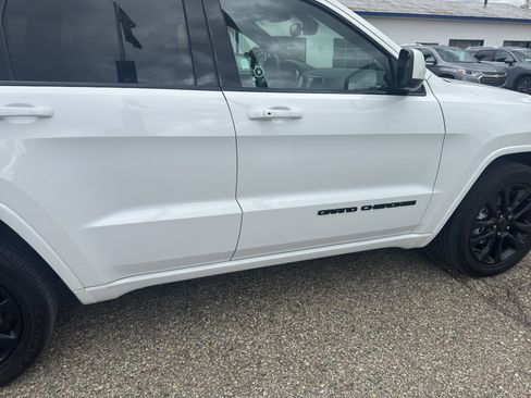 Used 2019 Jeep Grand Cherokee Altitude AWD/4WD image 15