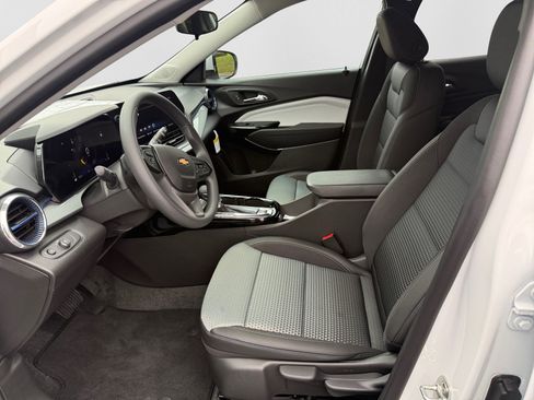 New 2026 Chevrolet Trax LT w/ LPO, Blackout Package FWD image 9