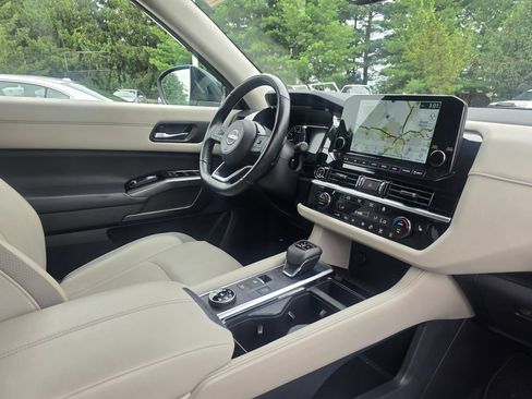 Used 2022 Nissan Pathfinder SL AWD/4WD image 10