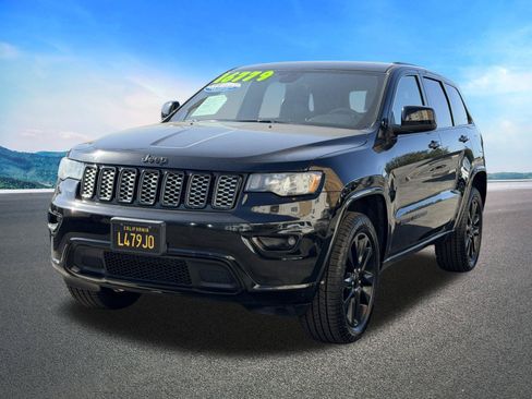 Used 2018 Jeep Grand Cherokee Altitude AWD/4WD image 3