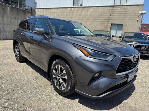 Used 2021 Toyota Highlander XLE AWD/4WD image 9