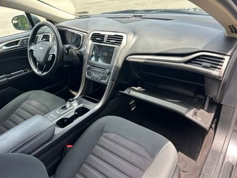 Used 2017 Ford Fusion SE w/ Fusion SE Technology Package FWD image 20