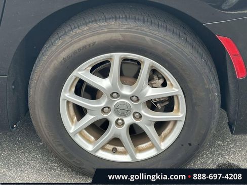 Used 2023 Chrysler Pacifica Touring-L FWD image 7