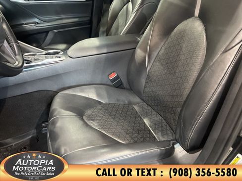 Used 2018 Toyota Camry XLE FWD image 11