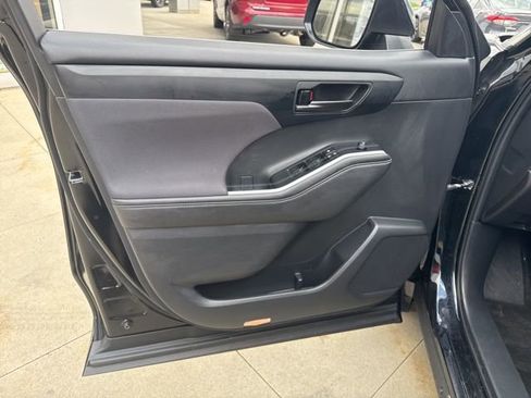 Used 2023 Toyota Highlander LE AWD/4WD image 24