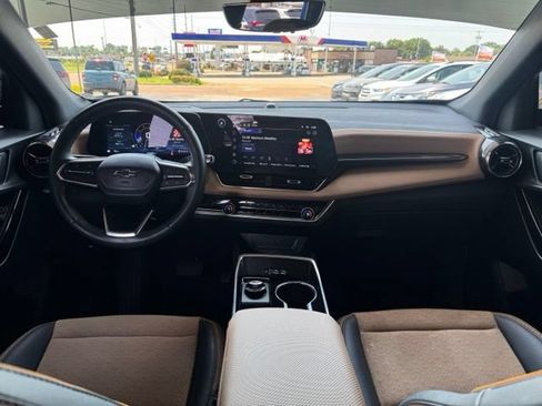 Used 2025 Chevrolet Equinox ACTIV w/ Safety and Technology Package FWD image 8
