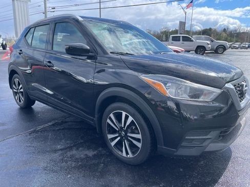 Used 2018 Nissan Kicks SV image 2