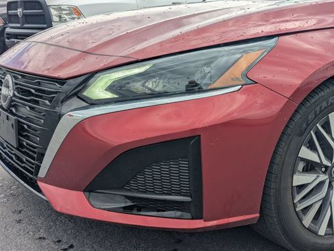 Used 2025 Nissan Altima 2.5 SV FWD image 12