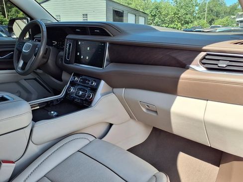 Used 2022 GMC Yukon XL Denali w/ Advanced Technology Package AWD/4WD image 11
