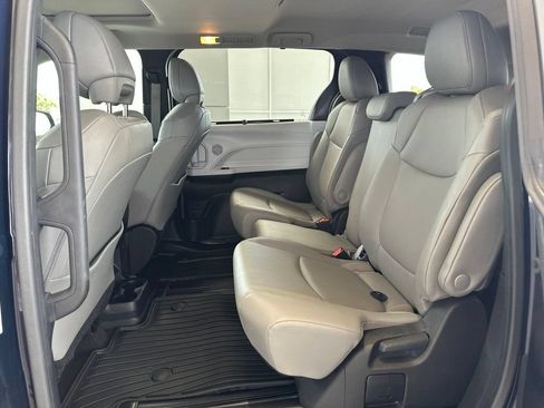 Certified 2025 Toyota Sienna XLE FWD image 19