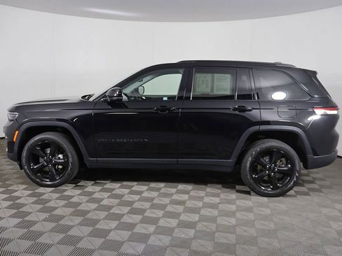 Used 2023 Jeep Grand Cherokee Limited w/ Black Appearance Package AWD/4WD image 18