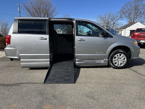 Used 2018 Dodge Grand Caravan SE w/ Power Convenience Group I image 4