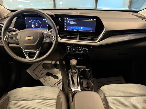 Used 2025 Chevrolet Trax LT w/ LT Convenience Package FWD image 9