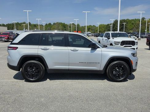 Used 2025 Jeep Grand Cherokee Altitude image 36