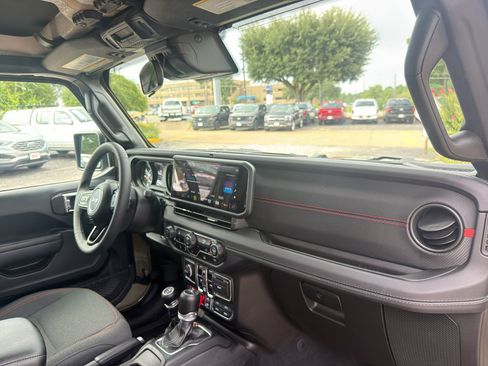 Used 2025 Jeep Gladiator Rubicon AWD/4WD image 12