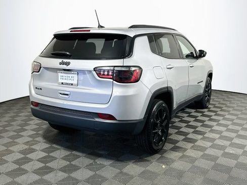 Used 2025 Jeep Compass Latitude w/ Convenience Group AWD/4WD image 8