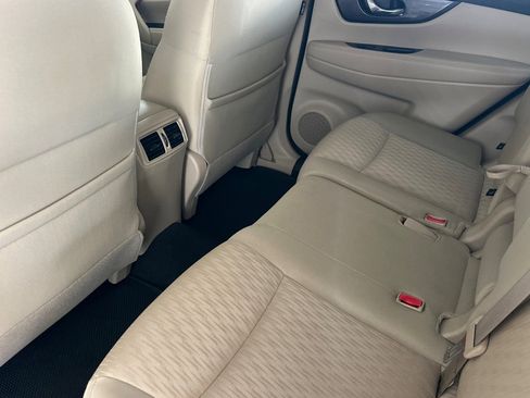 Used 2019 Nissan Rogue SV image 9