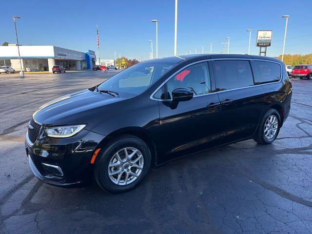 Used 2024 Chrysler Pacifica Touring-L FWD image 1