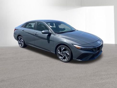 Certified 2025 Hyundai Elantra SEL FWD image 10