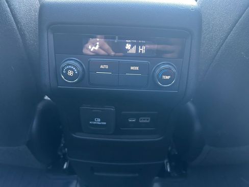 Used 2023 GMC Acadia SLE image 36