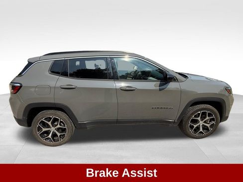 Used 2024 Jeep Compass Latitude AWD/4WD image 7