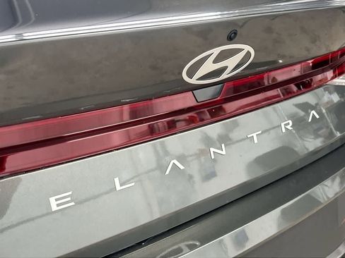 Used 2025 Hyundai Elantra SE FWD image 10