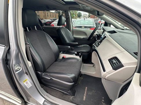 Used 2012 Toyota Sienna SE FWD image 18
