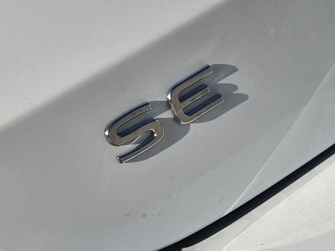 New 2026 Volkswagen Taos SE FWD image 8