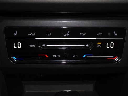 Used 2022 Volkswagen Tiguan SE image 19