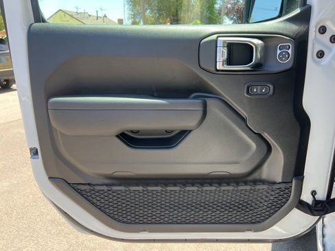 New 2025 Jeep Gladiator Sport image 9