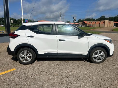 Used 2020 Nissan Kicks S FWD image 4