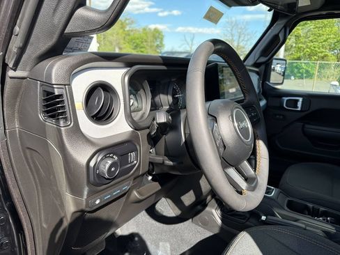 Used 2024 Jeep Wrangler Unlimited w/ Convenience Group AWD/4WD image 21